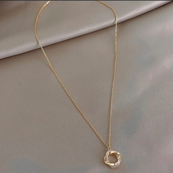 ❤️Gold and Diamond Twisted Pendant Necklace - Picture 2 of 5